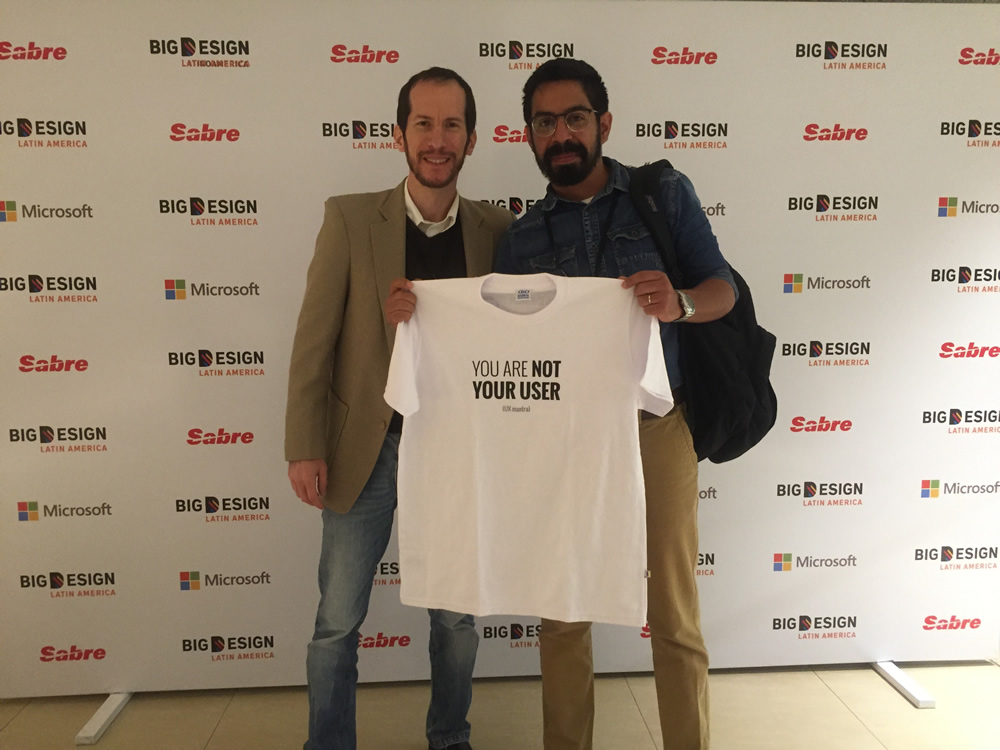 Con Juan Alberto García , quien gracias a sus tuits, se llevó una de las camisetas